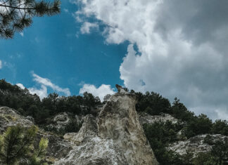 Dilek Yaraş: “Ben bir Kürt kızı Olsaydım” Kayalık tepe, gökyüzü, beyaz bulutlar