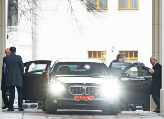 Alaylı Büyükelçilere Diplomat Hakları Siyah protokol arabasının sağında solunda görevliler