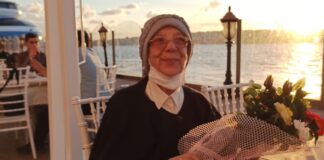 Herhangi Bir Öğretmen Değil Ayla Ağabegüm boğaz manzarasında, elinde buket