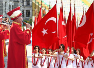 Mehter mi Onuncu Yıl Marşı mı?