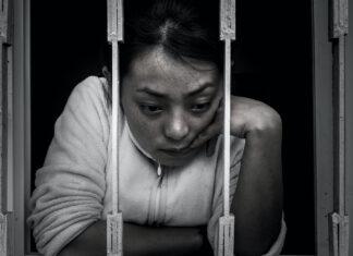 Şiddet Kültürüne Çare demir parmaklıklar ardında işkence görmüş bir kız